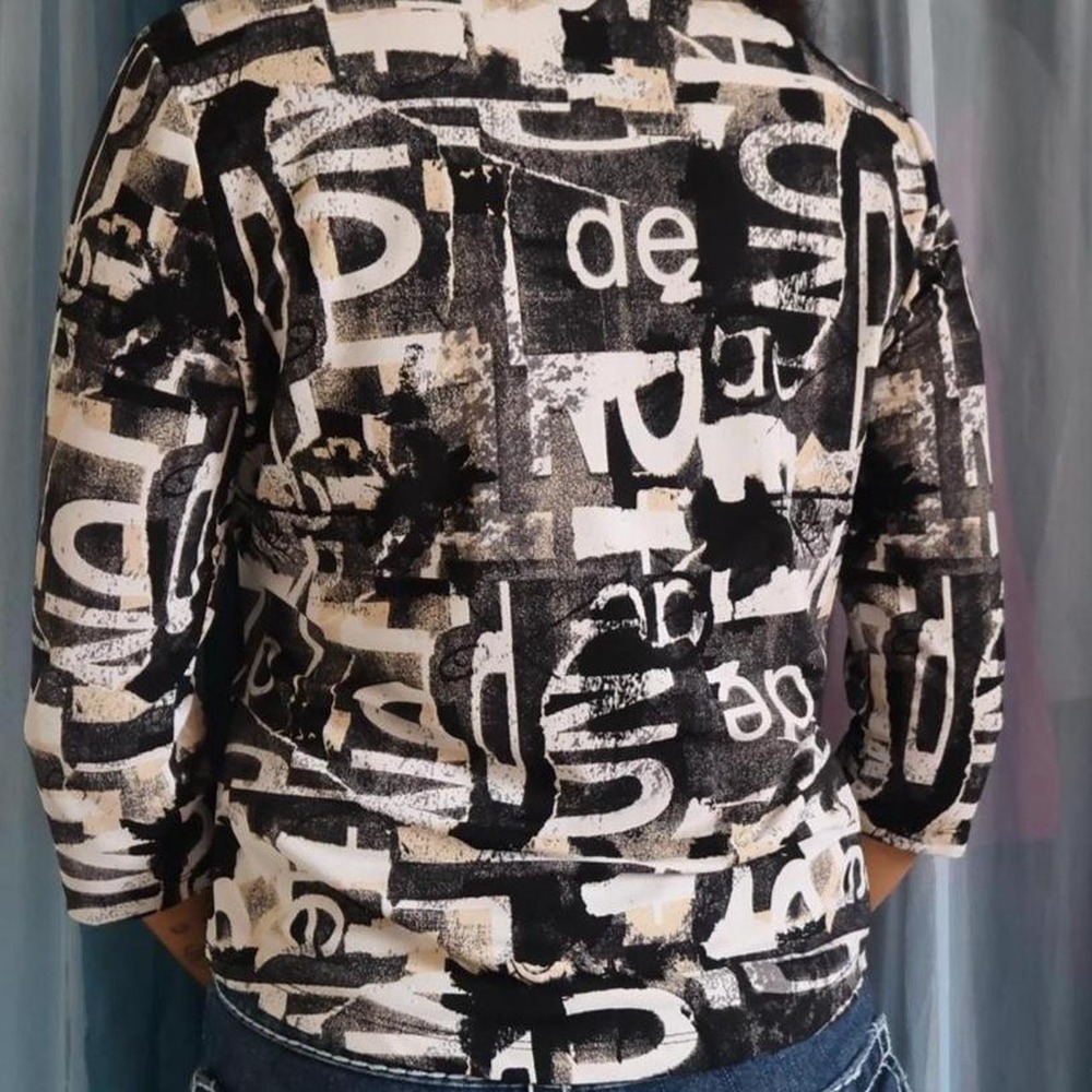 Abstract Typography Print V-Neck Top - Picture 4 of 6